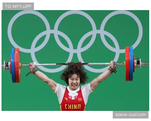 举重冠军背后的支持系统：家人陪伴与牺牲