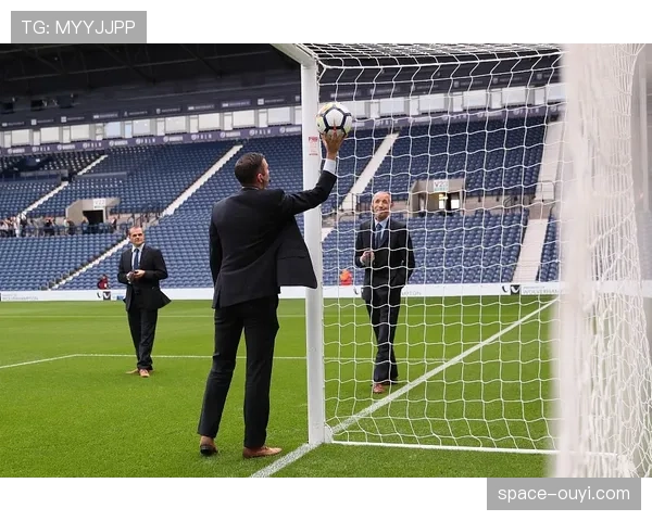 场外人生:水星队中锋在休赛期完成硕士学位并投身社区公益 场外人生:水星队中锋在休赛期完成硕士学位并投身社区公益